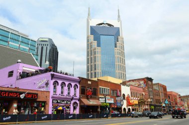 AT & T Binası ve Nashville şehir merkezindeki tarihi Broadway, Tennessee TN, ABD. Lower Broadway, country müziğiyle ünlüdür..
