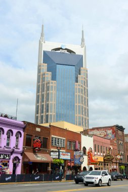 AT & T Binası ve Nashville şehir merkezindeki tarihi Broadway, Tennessee TN, ABD. Lower Broadway, country müziğiyle ünlüdür..