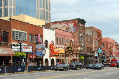 Nashville, Tennessee, ABD 'deki tarihi Broadway barları. Lower Broadway, country müziğiyle ünlüdür..