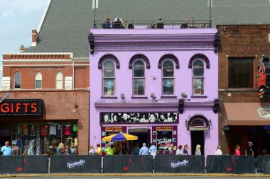 Nashville, Tennessee, ABD 'deki tarihi Broadway barları. Lower Broadway, country müziğiyle ünlüdür..