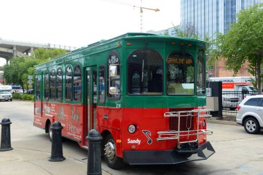 Grayline Tur Otobüsü Cumberland Nehri 'nin önü Nashville, Tennessee, ABD.