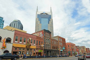 AT & T Binası ve Nashville şehir merkezindeki tarihi Broadway, Tennessee TN, ABD. Lower Broadway, country müziğiyle ünlüdür..