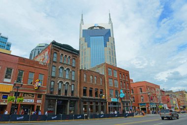 AT & T Binası ve Nashville şehir merkezindeki tarihi Broadway, Tennessee TN, ABD. Lower Broadway, country müziğiyle ünlüdür..