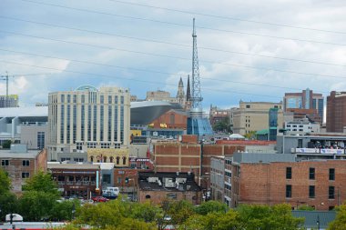 Nashville modern şehir silueti ve Bridgestone Arena tarihi Broadway 'de Nashville, Tennessee, ABD şehir merkezinde. Aşağı Broadway eğlence bölgesi olarak meşhurdur.
