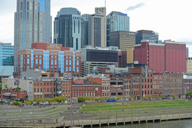 Nashville, Tennessee, ABD merkezindeki Cumberland Nehri 'nin kıyısındaki tarihi 1. Cadde..