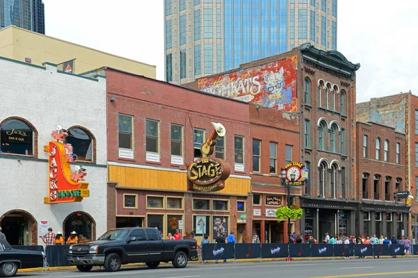 Nashville, Tennessee, ABD 'deki tarihi Broadway barları. Lower Broadway, country müziğiyle ünlüdür..