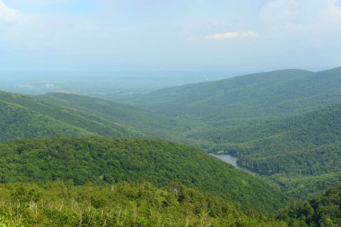 Virginia, ABD 'de hava manzarası. Shenandoah Ulusal Parkı Virginia 'daki Blue Ridge Dağları' nın bir parçasıdır..