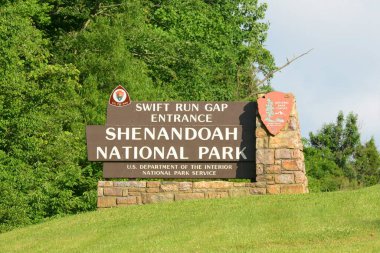Shenandoah Ulusal Parkı Swift Run Gap Giriş Tabelası, Virginia, ABD. Shenandoah Ulusal Parkı Virginia 'daki Blue Ridge Dağları' nın bir parçasıdır..