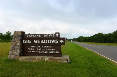 Shenandoah Ulusal Parkı Big Meadows Ziyaretçi Merkezi tabelası, Virginia, ABD. Shenandoah Ulusal Parkı Virginia 'daki Blue Ridge Dağları' nın bir parçasıdır..