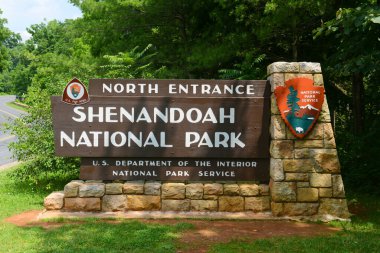 Virginia, ABD 'deki Shenandoah Ulusal Parkı Kuzey Giriş Tabelası. Shenandoah Ulusal Parkı Virginia 'daki Blue Ridge Dağları' nın bir parçasıdır..