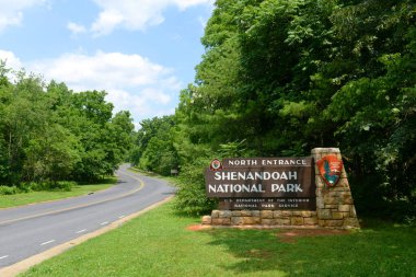 Virginia, ABD 'deki Shenandoah Ulusal Parkı Kuzey Giriş Tabelası. Shenandoah Ulusal Parkı Virginia 'daki Blue Ridge Dağları' nın bir parçasıdır..