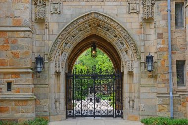 Yale Üniversitesi, New Haven, Connecticut, CT, ABD 'deki Branford Hall' a geçit..