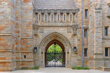 Yale Üniversitesi, New Haven, Connecticut, CT, ABD 'deki Branford Hall' a geçit..