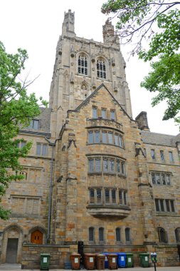 Yale Üniversitesi, New Haven, Connecticut, ABD 'deki Branford Hall' a giriş kapısı..