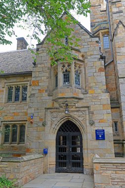 Yale Üniversitesi, New Haven, Connecticut, ABD 'deki Branford Hall' a giriş kapısı..