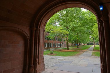 Yale Üniversitesi, New Haven, Connecticut, CT, ABD 'deki Yale Old Campus' un kapısı..