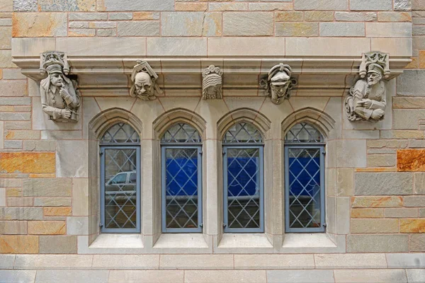 歴史的建造物のWindows Yale University New Haven Connectic Usa — ストック写真