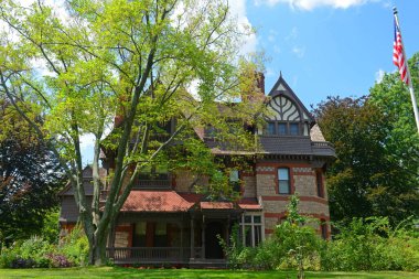 Katharine Seymour Day House 77 Forest Street 1884-1871 yılları arasında Hartford, Connecticut, ABD 'de Queen Anne tarzında inşa edildi.. 