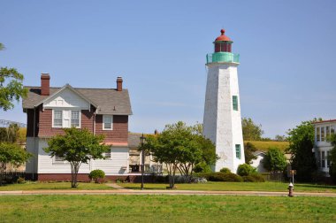Old Point Comfort Deniz Feneri ve Fort Monroe, Chesapeake Körfezi, Virginia VA, ABD 'deki koruyucu kamarası..