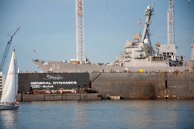 USS Bainbridge (DDG-96) güdümlü füze destroyeri Norfolk, Virginia, ABD.
