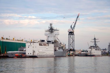 USS Bainbridge (DDG-96) güdümlü füze destroyeri Norfolk, Virginia, ABD.