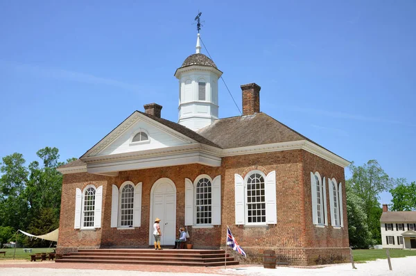 美国弗吉尼亚州威廉斯堡历史街区内的英国殖民地法院 — 图库照片