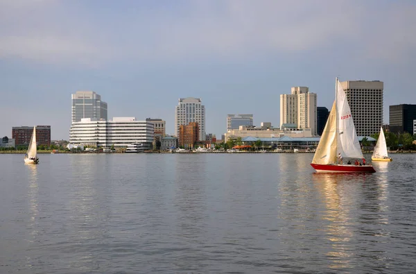 Norfolk City Skyline ve Elizabeth River, Virginia VA, ABD.