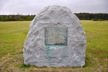 Wright Kardeşler Ulusal Anıtı 'ndaki İlk Başarılı Uçak Uçuşu, Kill Devil Hills, Kuzey Carolina NC, ABD.