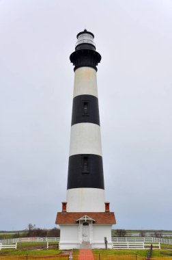Bodie Adası Deniz Feneri ve Kuzey Carolina 'nın güneyindeki Cape Hatteras Ulusal Deniz Kıyısı' ndaki koruyucu karargahı..