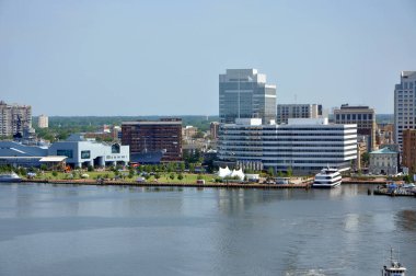 Norfolk City Skyline ve Elizabeth River, Virginia VA, ABD.