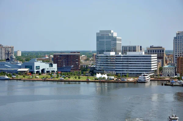 Norfolk City Skyline ve Elizabeth River, Virginia VA, ABD.