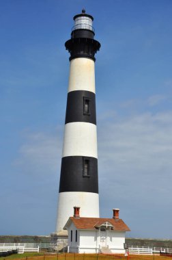 Bodie Adası Deniz Feneri ve Kuzey Carolina 'nın güneyindeki Cape Hatteras Ulusal Deniz Kıyısı' ndaki koruyucu karargahı..
