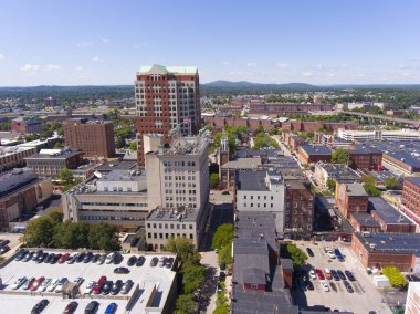 Manchester City Hall Plaza şehir merkezinde ve Elm Sokağı hava manzarası, Manchester, New Hampshire, NH, ABD.