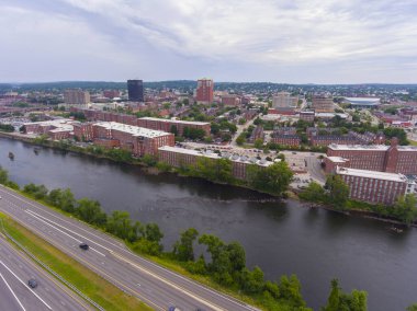 Manchester şehir merkezi binası City Hall Plaza ve Brady Sullivan Plaza ile Merrimack River ön hava manzaralı, Manchester, New Hampshire, NH, ABD.