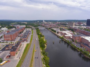 Manchester Merrimack Nehri ve tarihi değirmen hava manzarası, Manchester, New Hampshire, NH, ABD.