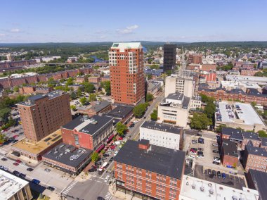 Manchester şehir merkezi binası City Hall Plaza ve Brady Sullivan Plaza ile Merrimack River 'ın arka plan görüntüsü, Manchester, New Hampshire, NH, ABD.