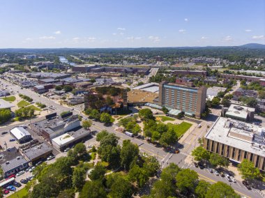Manchester tarihi şehir merkezi ve Elm Caddesi 'nin arka planında Merrimack Nehri, Manchester, New Hampshire, NH, ABD.