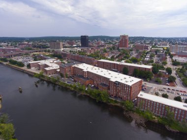 Manchester şehir merkezi binası City Hall Plaza ve Brady Sullivan Plaza ile Merrimack River 'ın arka plan görüntüsü, Manchester, New Hampshire, NH, ABD.