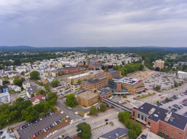 Manchester tarihi şehir merkezi ve Elm Caddesi 'nin arka planında Merrimack Nehri, Manchester, New Hampshire, NH, ABD.
