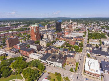 Manchester şehir merkezi binası City Hall Plaza ve Brady Sullivan Plaza ile Merrimack River 'ın arka plan görüntüsü, Manchester, New Hampshire, NH, ABD.
