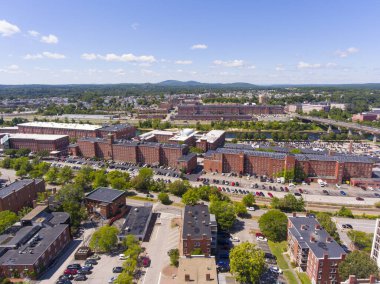 Manchester tarihi şehir merkezi ve Elm Caddesi 'nin arka planında Merrimack Nehri, Manchester, New Hampshire, NH, ABD.