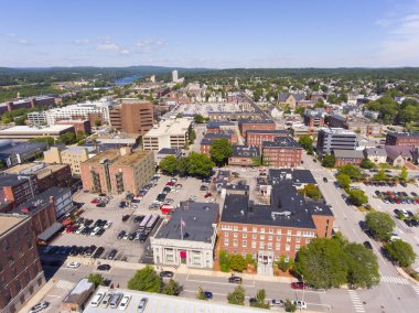 Manchester tarihi şehir merkezi ve Elm Caddesi 'nin arka planında Merrimack Nehri, Manchester, New Hampshire, NH, ABD.