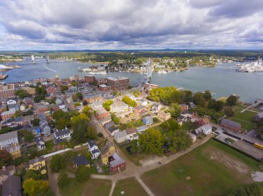 Portsmouth tarihi şehir merkezi ve Piscataqua Nehri havacılık manzarası, New Hampshire, NH, ABD.