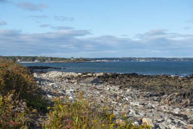Rye, New Hampshire, ABD 'deki Rye Harbor State Park' taki Rocky plajı..