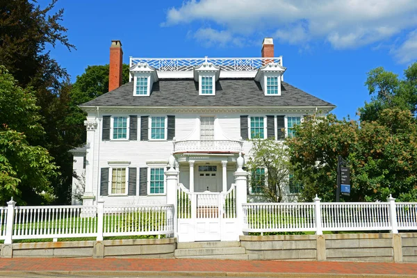 Vali John Langdon Evi 1784 yılında New Hampshire NH, ABD 'nin Portsmouth şehir merkezindeki 143 Pleasant Caddesi' nde inşa edildi..