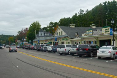 Lakeside Bulvarı 'ndaki tarihi binalar Weirs Plajı' ndaki Winnipesaukee Gölü, New Hampshire, NH, ABD.