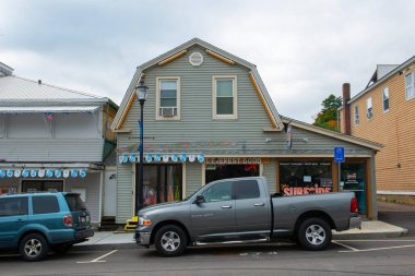 Lakeside Bulvarı 'ndaki tarihi binalar Weirs Plajı' ndaki Winnipesaukee Gölü, New Hampshire, NH, ABD.