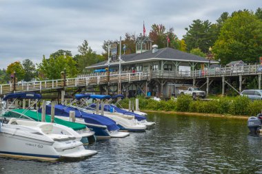 New Hampshire, New Hampshire 'da Winnipesaukee Gölü' ndeki Winnipesaukee Sahili 'ndeki Winnipesaukee iskelesinde yatlar..