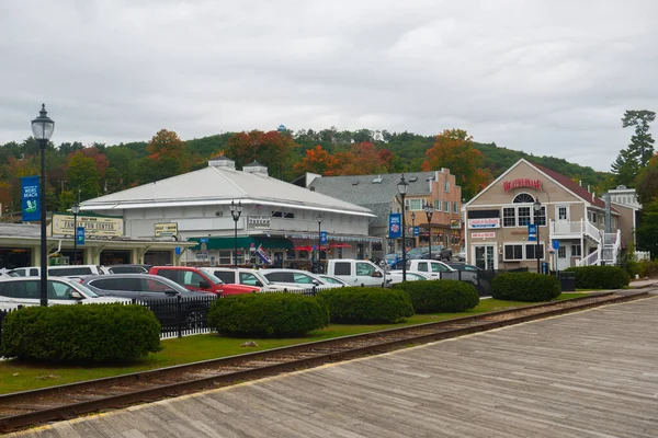 Lakeside Bulvarı 'ndaki tarihi binalar Weirs Plajı' ndaki Winnipesaukee Gölü, New Hampshire, NH, ABD.