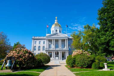 New Hampshire Eyalet Binası, Concord, New Hampshire, ABD. New Hampshire Eyalet Binası, 1816 - 1819 yılları arasında inşa edilen ülkenin en eski devlet binasıdır..